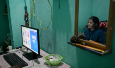 Chandmani Kerketta, qui supervise une équipe d'annotateurs de donnée par IA, travaille sur son ordinateur dans une chambre louée à Ranchi, dans l'État du Jharkhand, le 16 janvier 2026 en Inde ( AFP / Arun SANKAR )