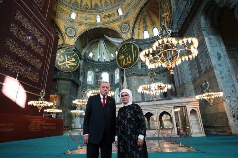 ERDOGAN ET DES MILLIERS DE MUSULMANS AUX PREMIÈRES PRIÈRES À SAINTE-SOPHIE