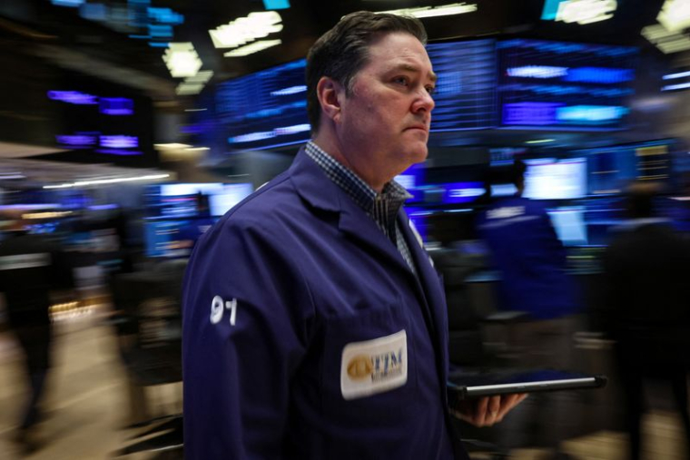 Les traders travaillent sur le parquet de la Bourse de New York (NYSE)