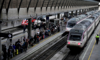 Des voyageurs attendent sur un quai à la gare de Séville (Espagne), le 29 avril 2025, au lendemain d'une panne massive d'électricité qui a affecté la péninsule ibérique et le sud de la France ( AFP / CRISTINA QUICLER )