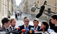 Le premier secrétaire national du Parti socialiste (PS) Olivier Faure (c) s'adresse à la presse aux côtés de la secrétaire adjointe Johanna Rolland (d), du président du groupe Socialiste et Apparentés à l'Assemblée nationale Boris Vallaud (2e g) et du président du groupe Socialiste, Écologiste et Républicain au Sénat Patrick Kanner (2e d) après une réunion avec le Premier ministre Sébastien Lecornu à Matignon, le 17 septembre 2025 à Paris ( AFP / STEPHANE DE SAKUTIN )