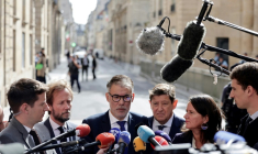 Le premier secrétaire national du Parti socialiste (PS) Olivier Faure (c) s'adresse à la presse aux côtés de la secrétaire adjointe Johanna Rolland (d), du président du groupe Socialiste et Apparentés à l'Assemblée nationale Boris Vallaud (2e g) et du président du groupe Socialiste, Écologiste et Républicain au Sénat Patrick Kanner (2e d) après une réunion avec le Premier ministre Sébastien Lecornu à Matignon, le 17 septembre 2025 à Paris ( AFP / STEPHANE DE SAKUTIN )