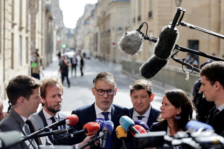 Le premier secrétaire national du Parti socialiste (PS) Olivier Faure (c) s'adresse à la presse aux côtés de la secrétaire adjointe Johanna Rolland (d), du président du groupe Socialiste et Apparentés à l'Assemblée nationale Boris Vallaud (2e g) et du président du groupe Socialiste, Écologiste et Républicain au Sénat Patrick Kanner (2e d) après une réunion avec le Premier ministre Sébastien Lecornu à Matignon, le 17 septembre 2025 à Paris ( AFP / STEPHANE DE SAKUTIN )