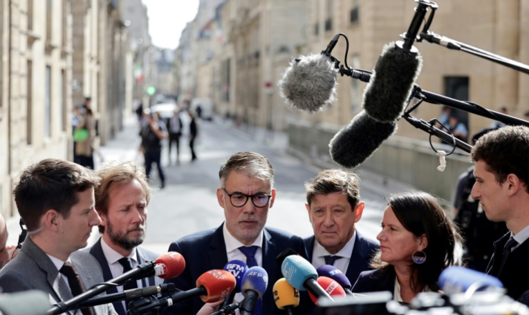Le premier secrétaire national du Parti socialiste (PS) Olivier Faure (c) s'adresse à la presse aux côtés de la secrétaire adjointe Johanna Rolland (d), du président du groupe Socialiste et Apparentés à l'Assemblée nationale Boris Vallaud (2e g) et du président du groupe Socialiste, Écologiste et Républicain au Sénat Patrick Kanner (2e d) après une réunion avec le Premier ministre Sébastien Lecornu à Matignon, le 17 septembre 2025 à Paris ( AFP / STEPHANE DE SAKUTIN )