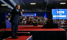 Le président américain Donald Trump fait quelques pas de danse lors d'un meeting de campagne au Pinnacle Bank Expo Center à Grand Island, dans le Nebraska, le 5 octobre 2026 ( AFP / Kent NISHIMURA )