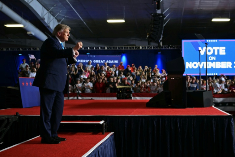 Le président américain Donald Trump fait quelques pas de danse lors d'un meeting de campagne au Pinnacle Bank Expo Center à Grand Island, dans le Nebraska, le 5 octobre 2026 ( AFP / Kent NISHIMURA )