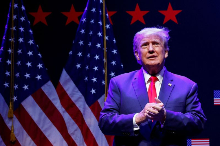 L'ancien président des États-Unis, M. Trump, tient un meeting de campagne à Davenport, dans l'Iowa