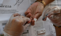 Un test de dépistage à Manille, le 2 décembre 2023  ( AFP / Ted ALJIBE )