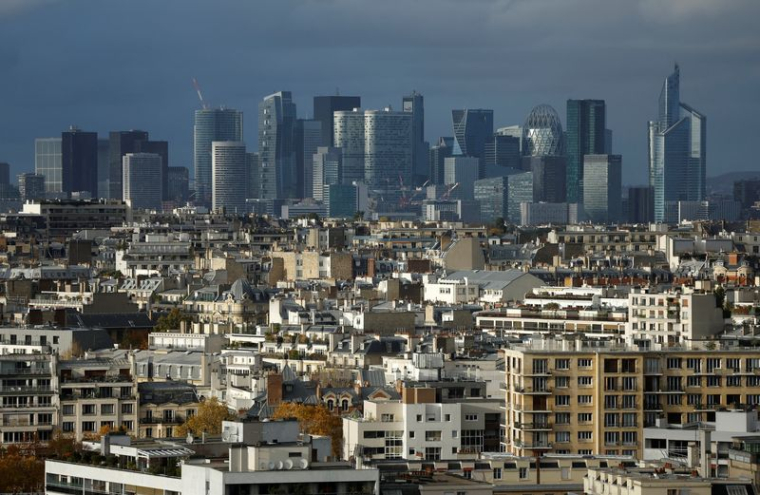 Vue générale du quartier d'affaires de La Défense et du 16e arrondissement de Paris
