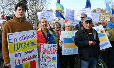 Des manifestants participent à une marche pour l'Ukraine à Paris, le 21 février 2026, à l'approche du quatrième anniversaire de l'invasion russe. ( AFP / Bertrand GUAY )