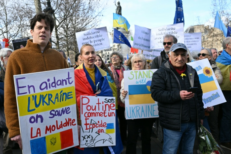 Des manifestants participent à une marche pour l'Ukraine à Paris, le 21 février 2026, à l'approche du quatrième anniversaire de l'invasion russe. ( AFP / Bertrand GUAY )