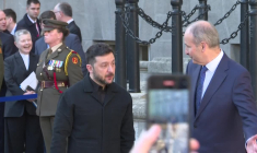 Le président ukrainien Zelensky accueilli par le Premier ministre irlandais à Dublin