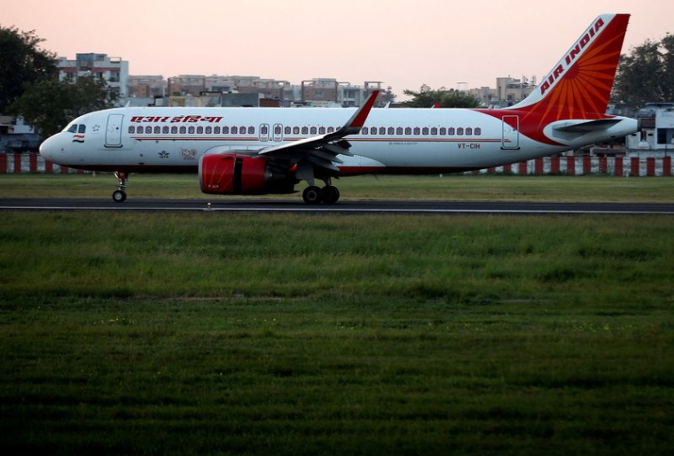 Un Airbus A320neo d'Air India sur la piste de l'aéroport international