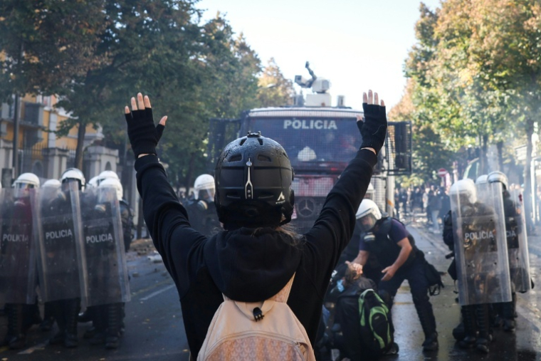 Un manifestant fait face à des policiers lors d'une manifestation contre le gouvernement à Tirana, le 16 octobre 2026 en Albanie ( AFP / Adnan Beci )