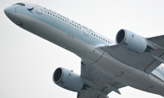 Un avion de la compagnie honkongaise Cathay Pacific juste après son décollage à l'aéroport international de Hong Kong international airport le 11 mars 2026 ( AFP / Peter PARKS )
