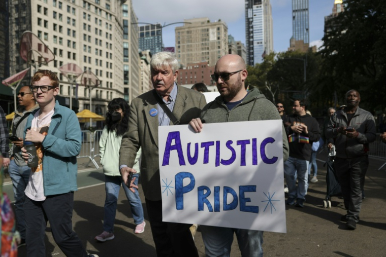 Défilé de personnes atteintes d'autisme, à New York, le 19 octobre 2025 ( AFP / ANGELA WEISS )