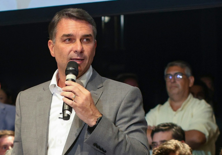 Flavio Bolsonaro le 7 octobre 2026 à Brasilia, au Brésil ( AFP / Sergio Lima )