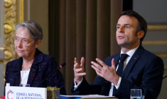 Elisabeth Borne et Emmanuel Macron, à Marcoussis, le 8 décembre 2022 ( POOL / GONZALO FUENTES )