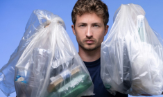 Simon Bernard, 34 ans, président et co-fondateur de Plastic Odyssey, une expédition maritime autour du monde luttant contre la pollution plastique, photographié au siège de l'AFP à Paris, le 25 juin 2025 ( AFP / JOEL SAGET )