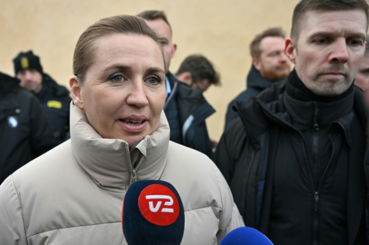 La Première ministre danoise Mette Frederiksen fait une déclaration aux médias lors de sa visite à Nuuk, le 23 janvier 2026 au Groenland ( AFP / Jonathan Nackstrand )