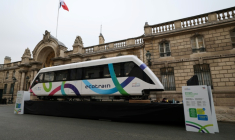 Un prototype de l'Ecotrain exposé devant l'Elysée, dans le cadre de l'exposition Fabriqué en France, à Paris, le 14 novembre 2025  ( AFP / Ludovic MARIN )