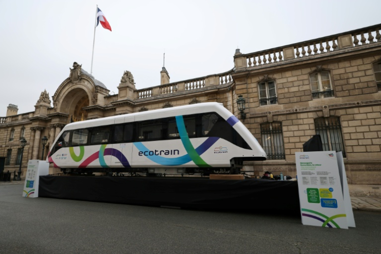 Un prototype de l'Ecotrain exposé devant l'Elysée, dans le cadre de l'exposition Fabriqué en France, à Paris, le 14 novembre 2025  ( AFP / Ludovic MARIN )