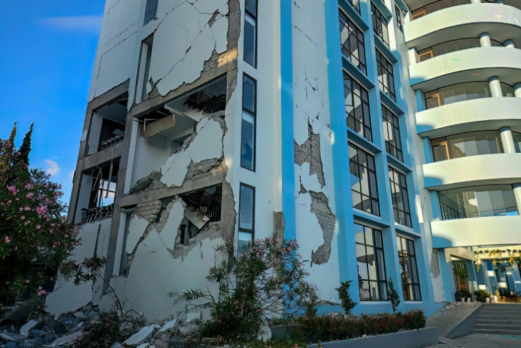 Un bâtiment endommagé à la suite du séisme de magnitude 7,7 qui a frappé la province de Nusa Tenggara oriental, en Indonésie, le 15 août 2026 ( AFP / SELO )