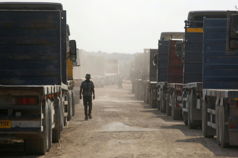 Des camions s'apprêtent à quitter la bande de Gaza pour Israël après avoir livré de la nourriture fournie par le Programme alimentaine mondial (PAM), à Deir el-Balah, le 17 octobre 2025 ( AFP / BASHAR TALEB )