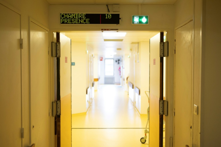 Un couloir de l'unité de soins palliatifs de l'hôpital AP-HP Paul-Brousse à Villejuif, dans le Val-de-Marne, le 4 juin 2025 ( AFP / Thomas SAMSON )
