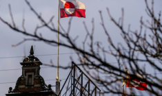 Le drapeau groenlandais flotte à l'entrée du parc d'attractions de Tivoli à Copenhague, le 8 janvier 2026 au Danemark ( Ritzau Scanpix / Ida Marie Odgaard )