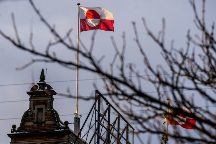 Le drapeau groenlandais flotte à l'entrée du parc d'attractions de Tivoli à Copenhague, le 8 janvier 2026 au Danemark ( Ritzau Scanpix / Ida Marie Odgaard )
