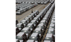 Plus de 1000 unités de nouvelles voitures Daihatsu et Toyota attendent d'être chargées sur le navire au port automobile de Tanjung Priok, à Jakarta