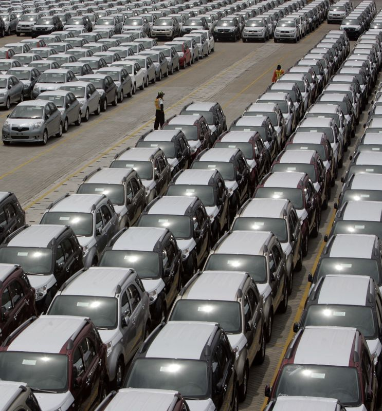 Plus de 1000 unités de nouvelles voitures Daihatsu et Toyota attendent d'être chargées sur le navire au port automobile de Tanjung Priok, à Jakarta