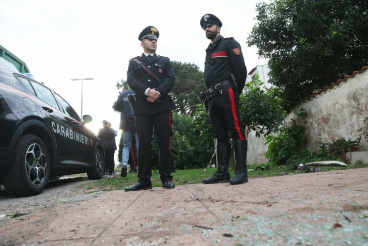 Des carabiniers en faction devant le domicile de Sigfrido Ranucci, journaliste italien dont une bombe a fait exploser la voiture, près de Rome le 17 October 2025 ( ANSA / Emanuele VALERI )