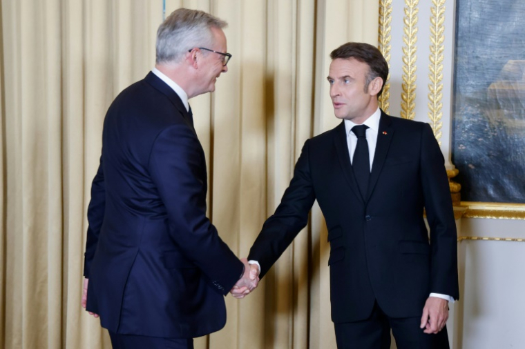 Le ministre de l'Economie et des Finances, Bruno Le Maire, et le président Emmanuel Macron (), le 6 mai 2024 à l'Elysée, à Paris ( POOL / Ludovic MARIN )