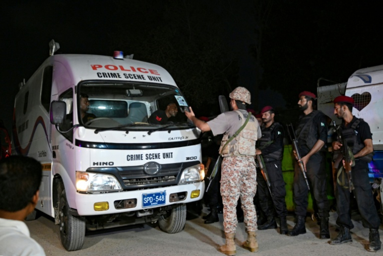 Un fourgon de la police scientifique arrive dans le quartier de Mosamiat Chowrangi, après une explosion et une attaque à Karachi, le 27 juin 2026 au Pakistan ( AFP / Asif HASSAN )