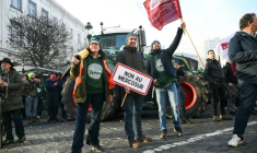 Des agriculteurs manifestent contre l'accord de l'UE avec des pays du Mercosur près du Parlement européen, à Bruxelles, le 18 décembre 2025 ( AFP / NICOLAS TUCAT )