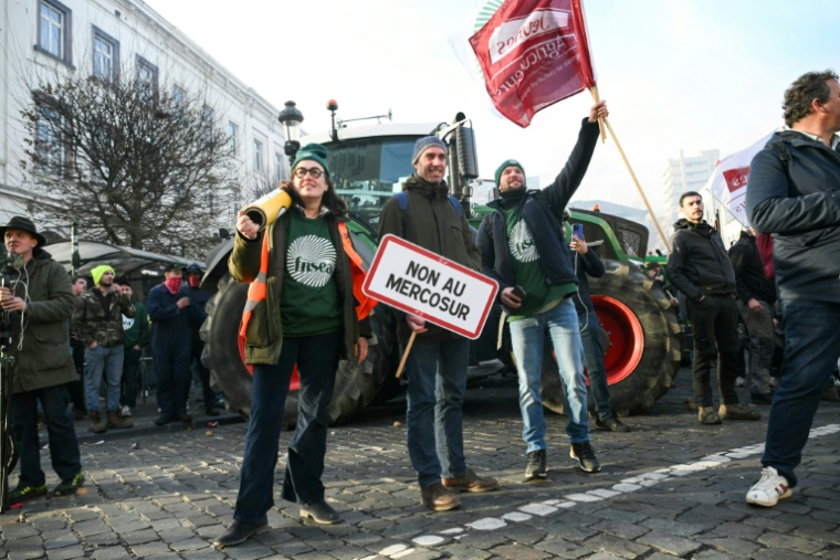 Des agriculteurs manifestent contre l'accord de l'UE avec des pays du Mercosur près du Parlement européen, à Bruxelles, le 18 décembre 2025 ( AFP / NICOLAS TUCAT )