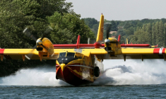 Un Canadair CL-415 de la Sécurité civile effectue un écopage dans la Seine à Chartrettes en Seine-et-Marne, le 13 juillet 2026, avant d'intervenir sur la forêt de Fontainebleau ( AFP / Thomas SAMSON )