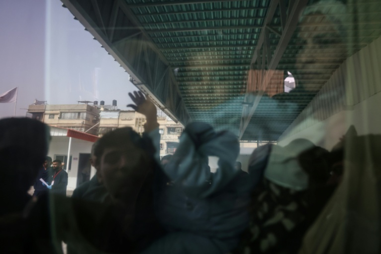 Un enfant palestinien à bord d'un bus bus évacuant des blessés de guerre et des malades de la bande de Gaza, après la réouverture du poste-frontière de Rafah avec l'Egypte, le 2 février 2026 ( AFP / Bashar Taleb )