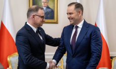 Le président-élu de la Pologne, Karol Nawrocki (à droite) avec l'actuel président du pays, Andrzej Duda, le 3 juin 2025 au palais présidentiel de Varsovie ( AFP / Wojtek RADWANSKI )