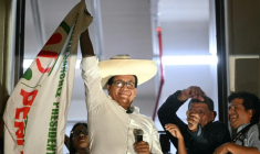 Roberto Sanchez, candidat du parti Juntos por el Perú à l'élection présidentielle, salue ses partisans après les premiers résultats du second tour à Lima, le 7 juin 2026 au Pérou ( AFP / ERNESTO BENAVIDES )