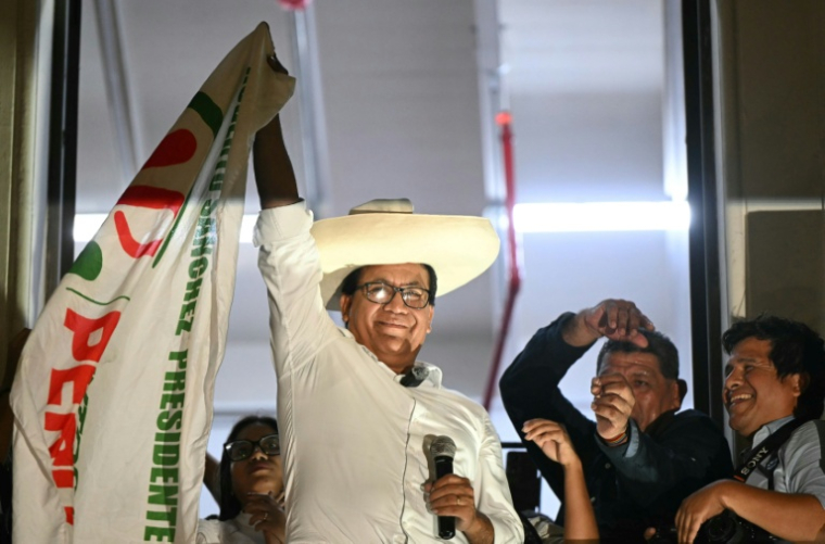 Roberto Sanchez, candidat du parti Juntos por el Perú à l'élection présidentielle, salue ses partisans après les premiers résultats du second tour à Lima, le 7 juin 2026 au Pérou ( AFP / ERNESTO BENAVIDES )
