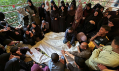 Des Palestiniens pleurent devant les corps de roches tués lors de frappes israéliennes sur des tentes de déplacés dans la zone d'al-Mawassi dans le sud de Gaza, à l'hôpital Nasser de Khan Younès, le 18 mai 2025 ( AFP / - )
