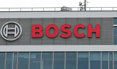 Le logo de l'équipementier allemand Bosch sur un bâtiment de son campus de recherche et développement de Renningen, dans le sud de l'Allemagne, le 16 avril 2026 ( AFP / THOMAS KIENZLE )