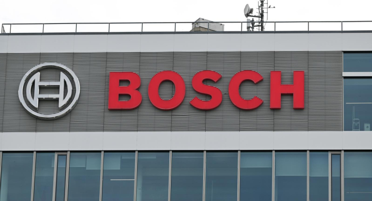 Le logo de l'équipementier allemand Bosch sur un bâtiment de son campus de recherche et développement de Renningen, dans le sud de l'Allemagne, le 16 avril 2026 ( AFP / THOMAS KIENZLE )