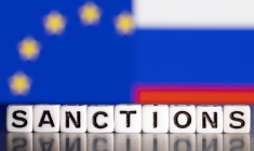 Des lettres en plastique formant le mot « Sanctions » devant les drapeaux de l'UE et de la Russie