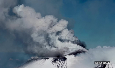Sicile: un skieur dévale l'Etna en éruption