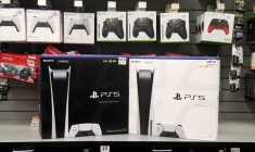 Consoles de jeu Sony PS5 à l'intérieur d'un magasin GameStop