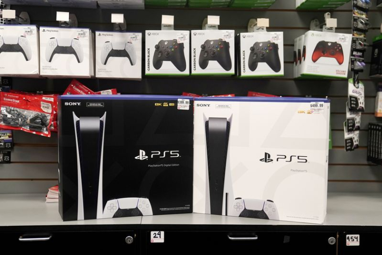 Consoles de jeu Sony PS5 à l'intérieur d'un magasin GameStop